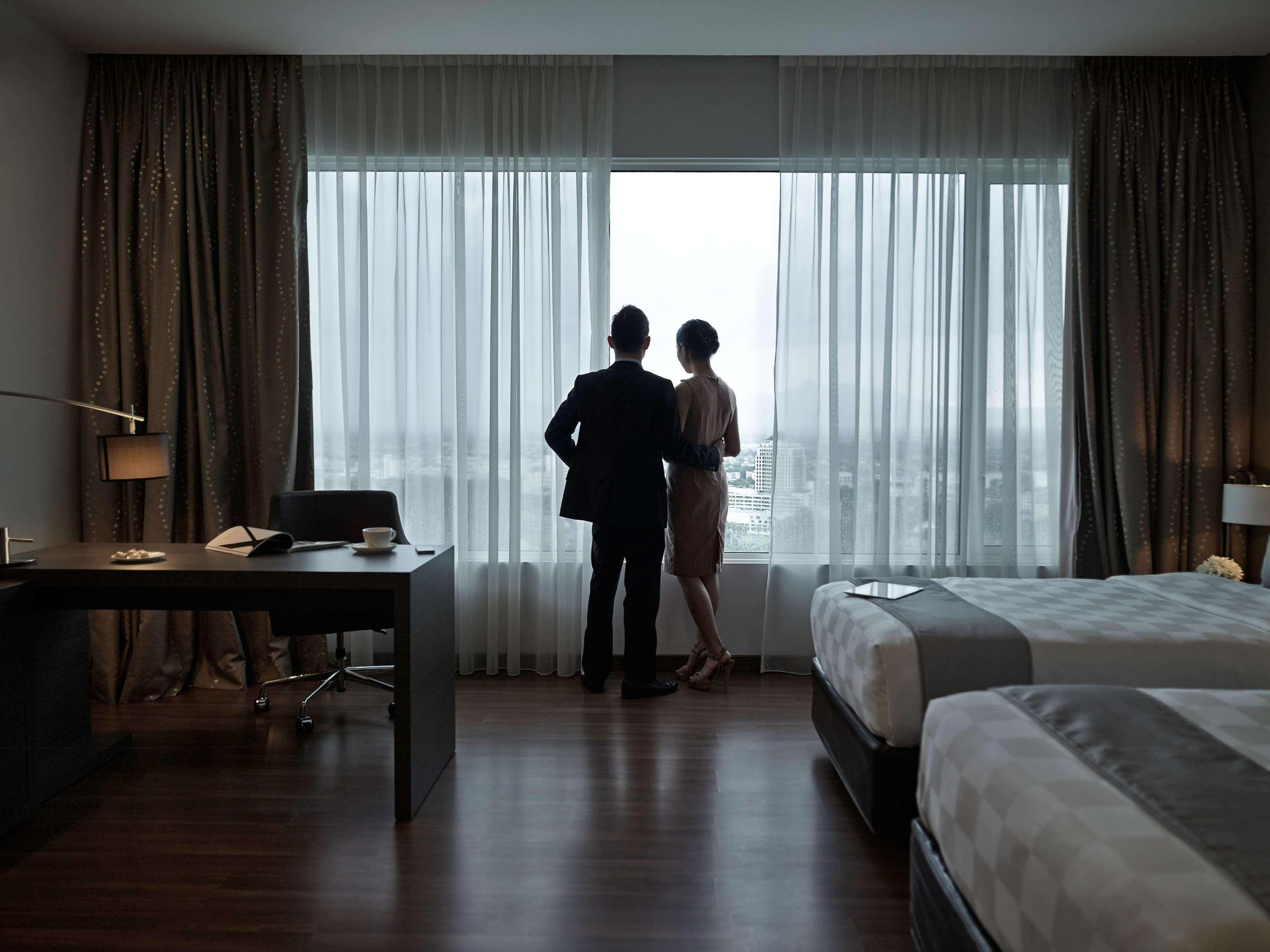 Pullman Kuching Hotel Ngoại thất bức ảnh A hotel room