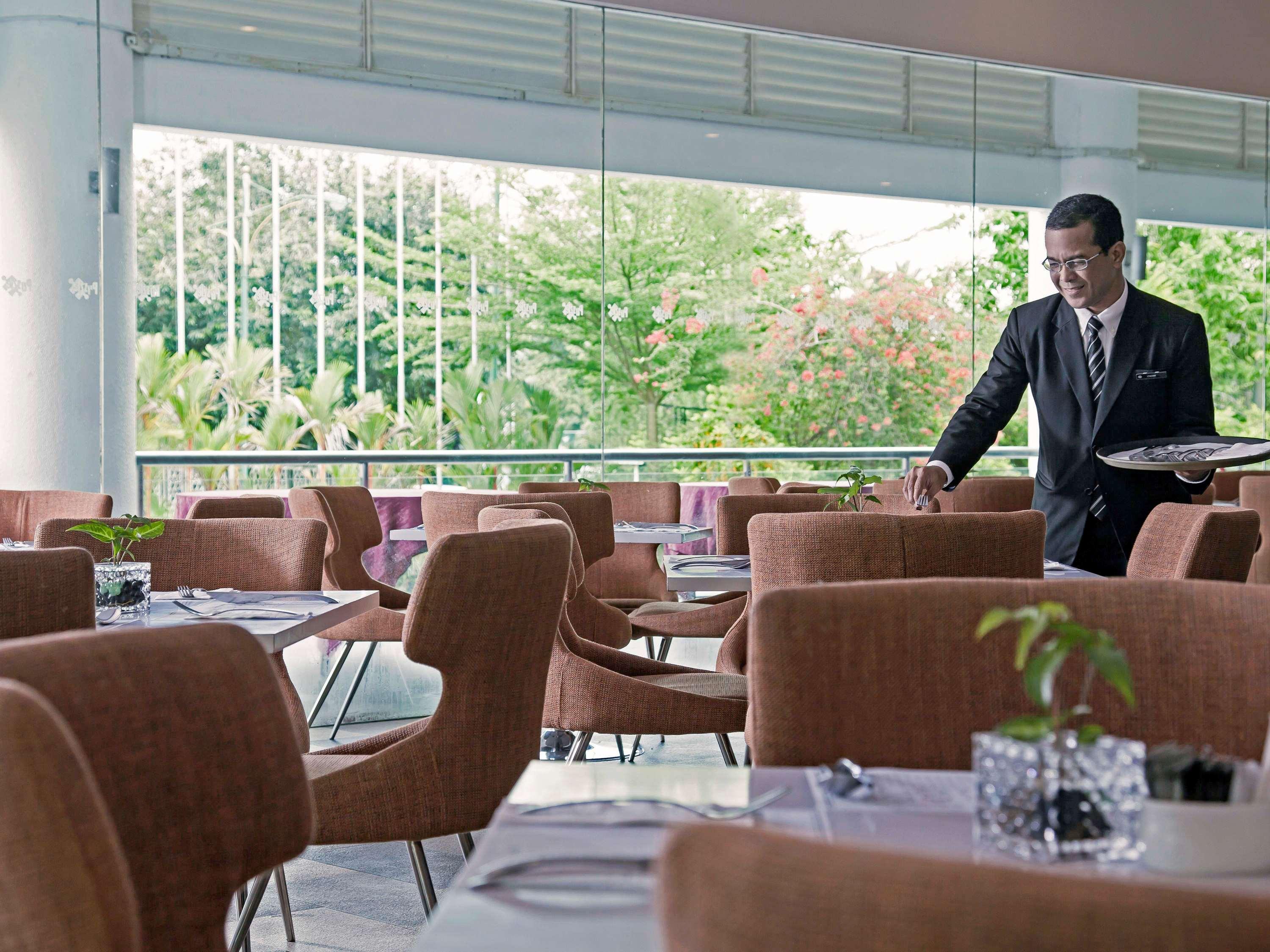 Pullman Kuching Hotel Ngoại thất bức ảnh A restaurant at the hotel