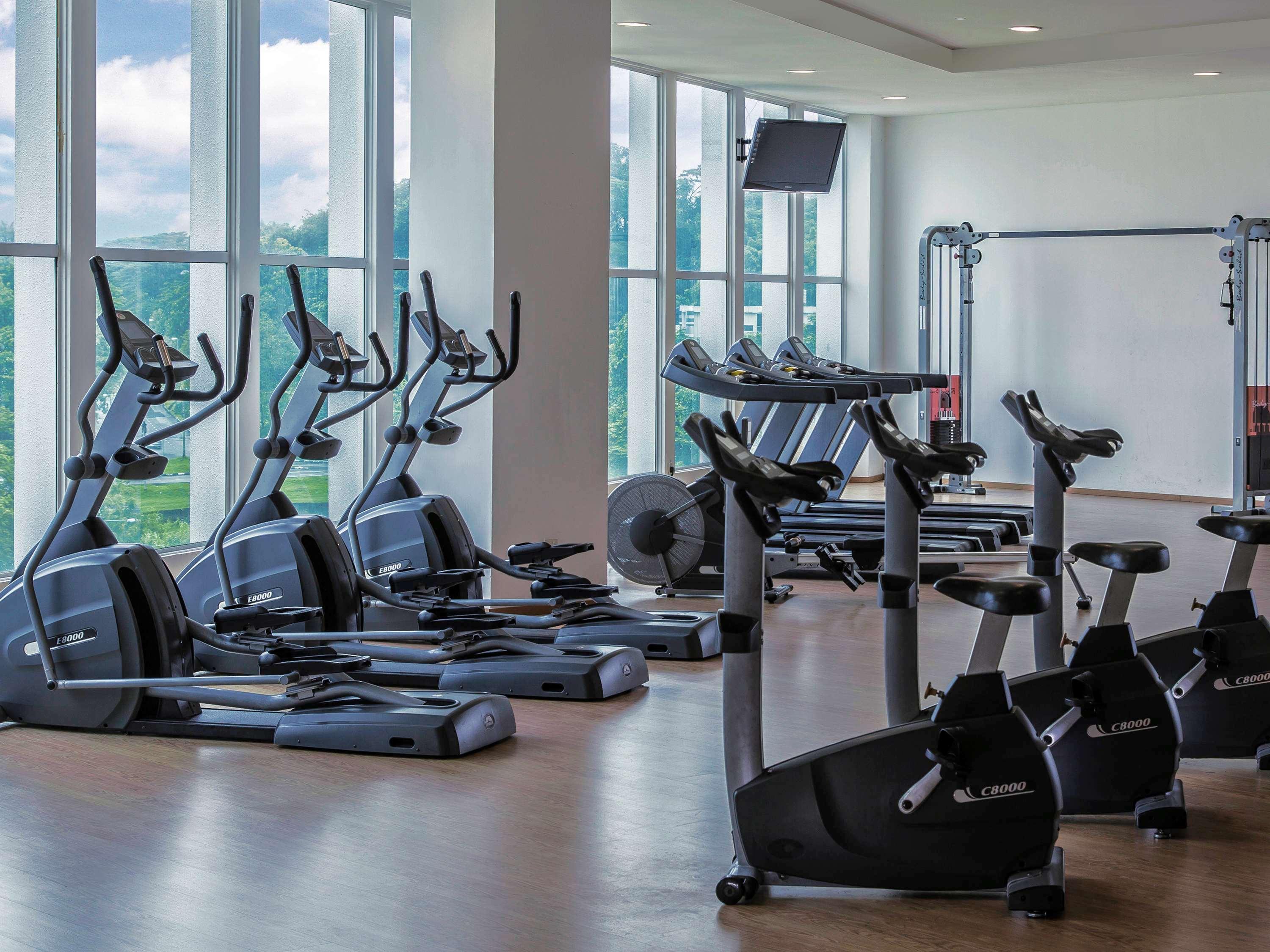 Pullman Kuching Hotel Ngoại thất bức ảnh The gym at the hotel