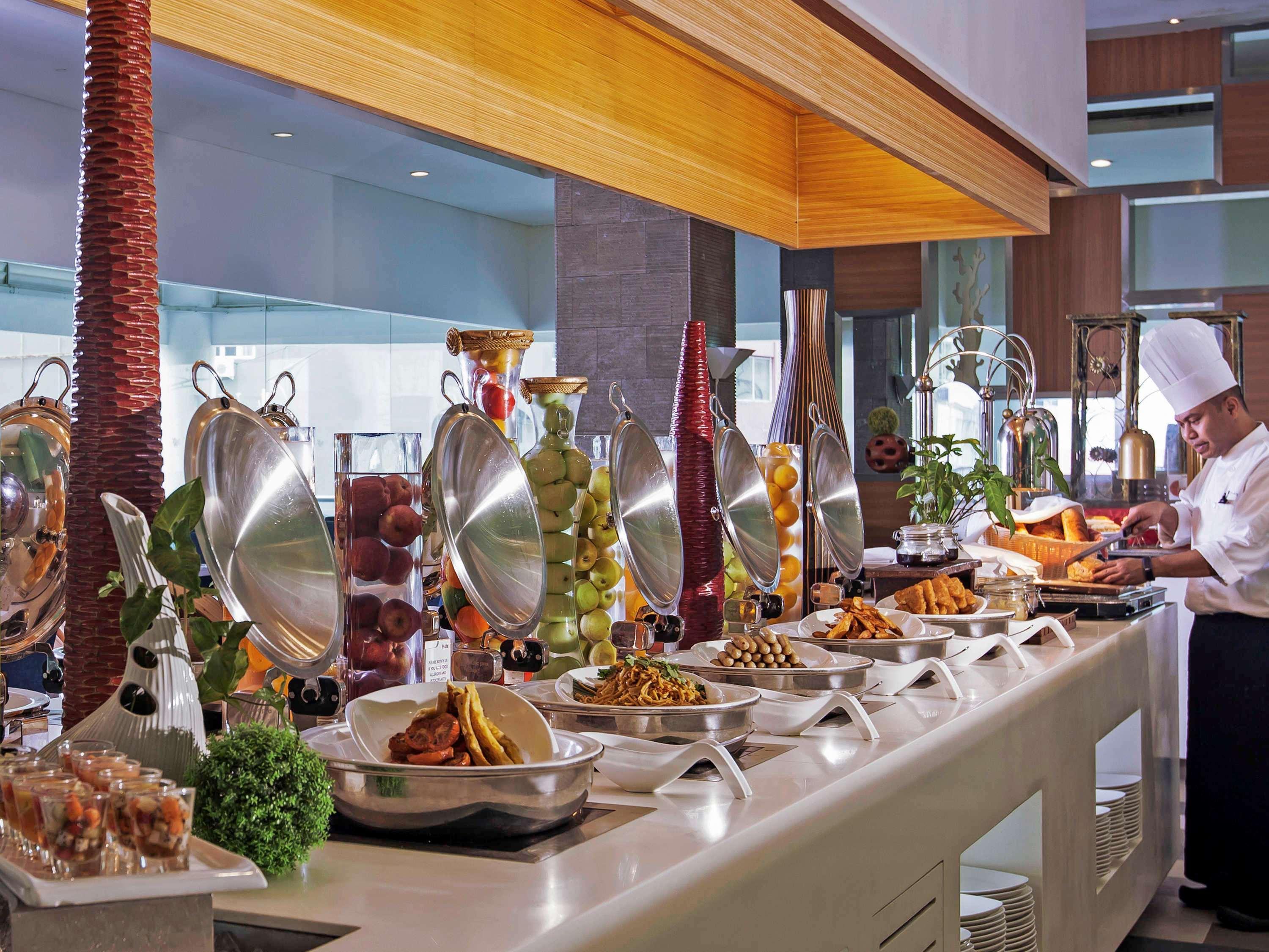 Pullman Kuching Hotel Ngoại thất bức ảnh A buffet at a hotel