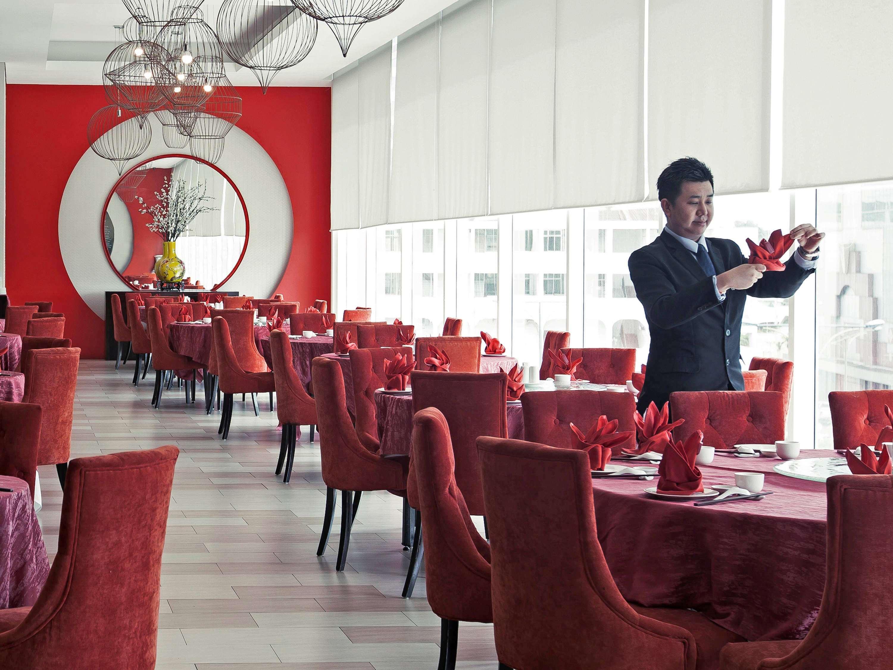 Pullman Kuching Hotel Ngoại thất bức ảnh A restaurant in a hotel