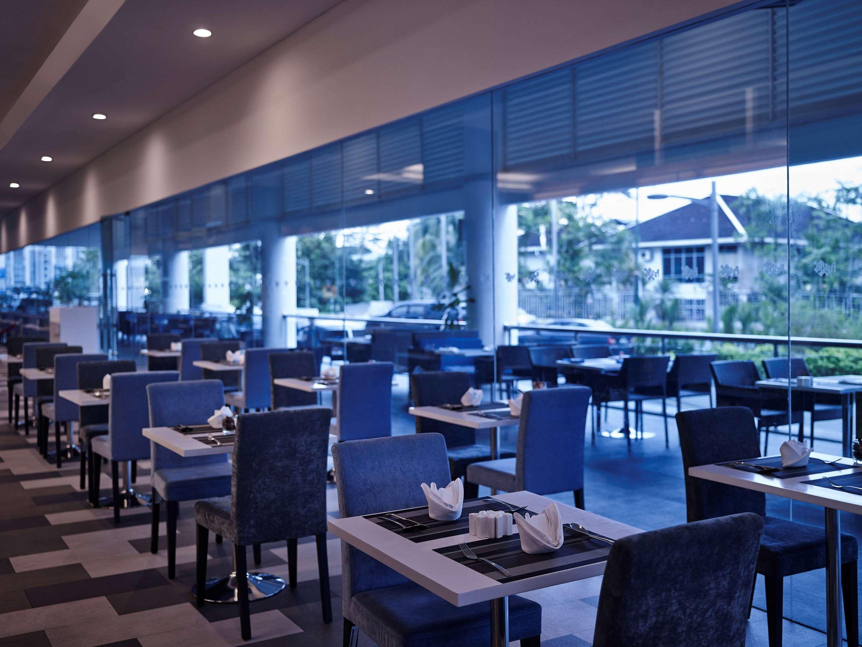 Pullman Kuching Hotel Ngoại thất bức ảnh The restaurant at the airport