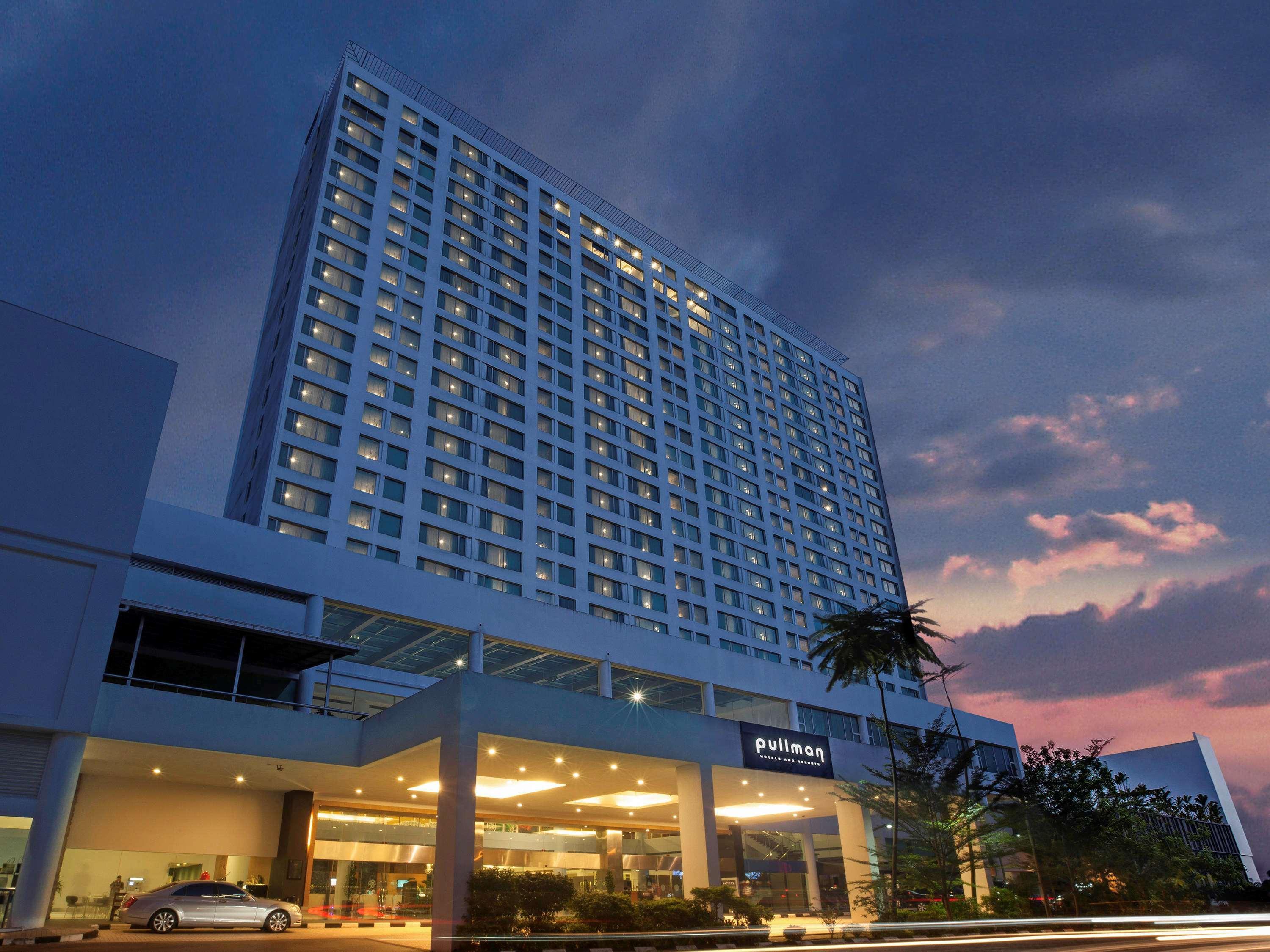 Pullman Kuching Hotel Ngoại thất bức ảnh The hotel at dusk