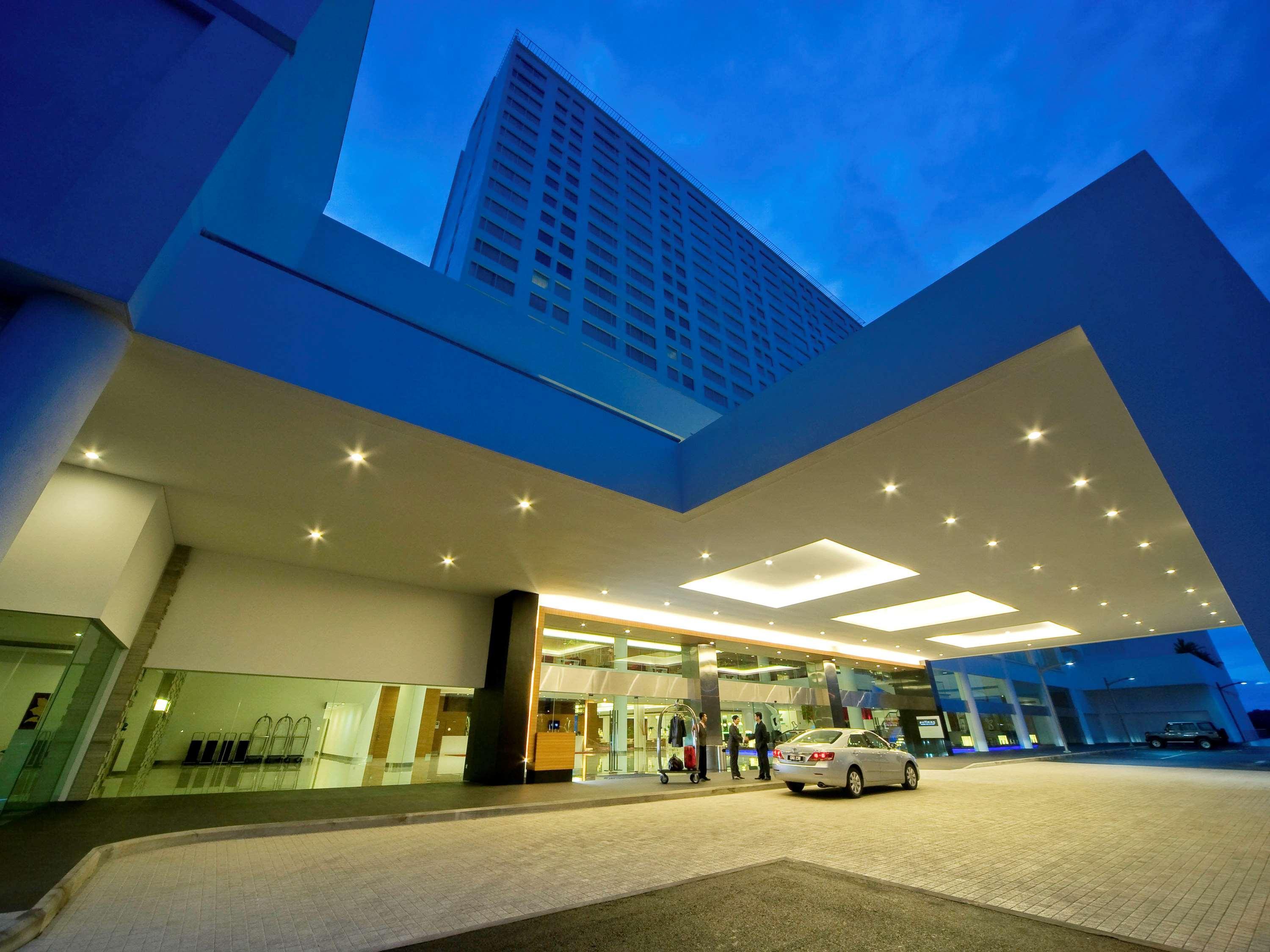 Pullman Kuching Hotel Ngoại thất bức ảnh The hotel's main entrance