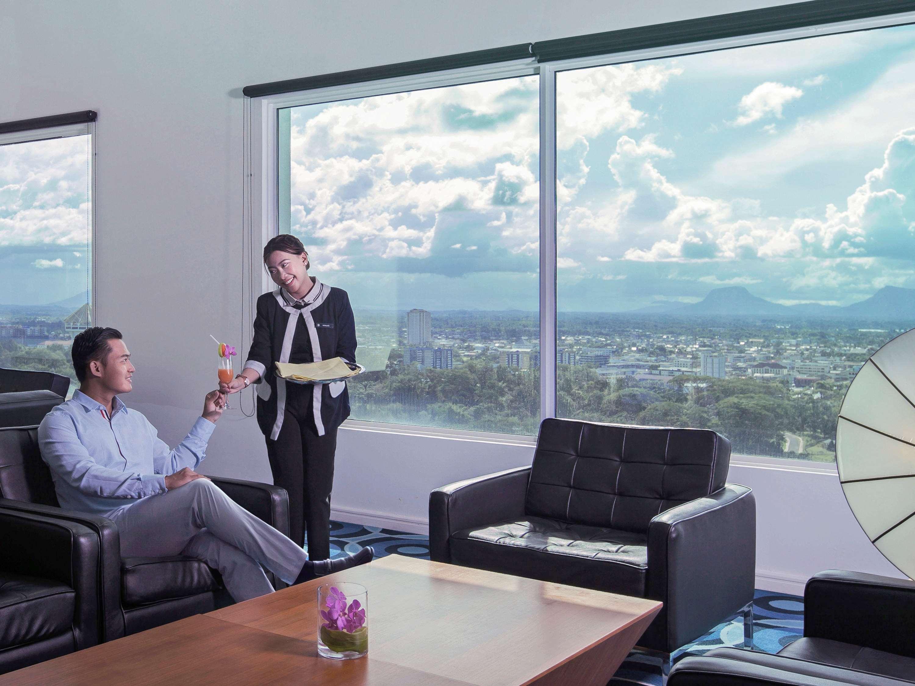 Pullman Kuching Hotel Ngoại thất bức ảnh A butler serving tea