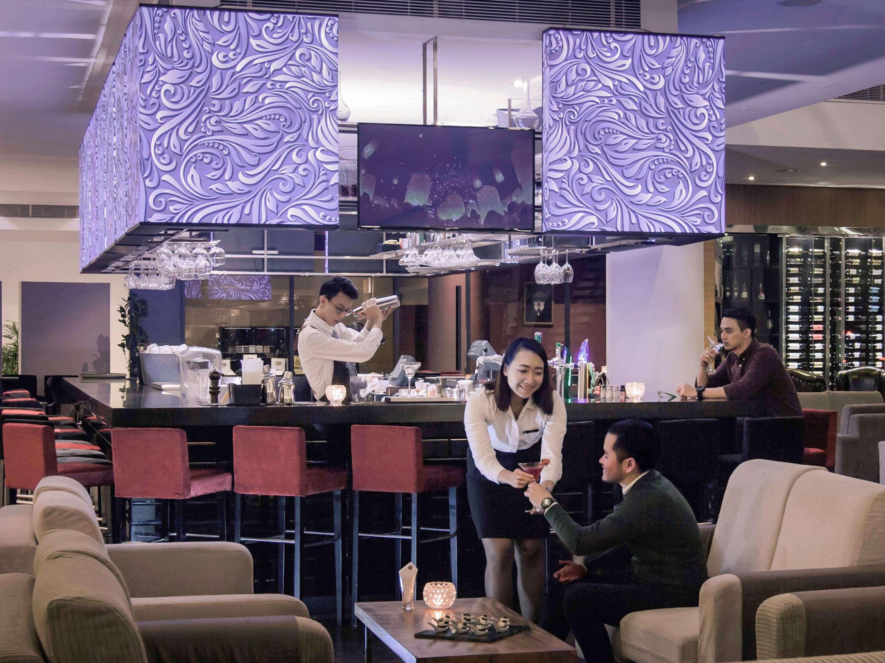 Pullman Kuching Hotel Ngoại thất bức ảnh The bar at the lounge