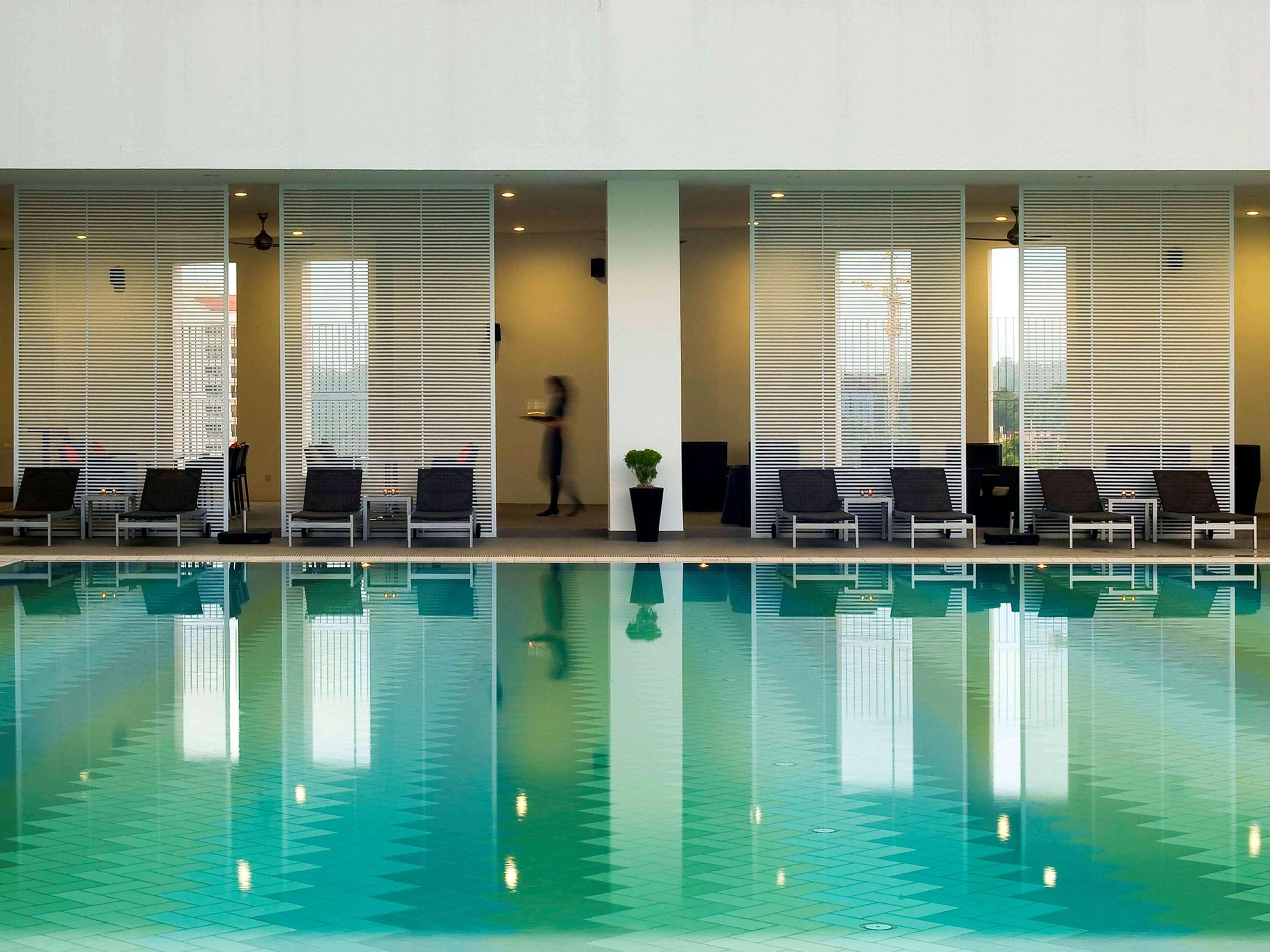 Pullman Kuching Hotel Ngoại thất bức ảnh The swimming pool at the hotel
