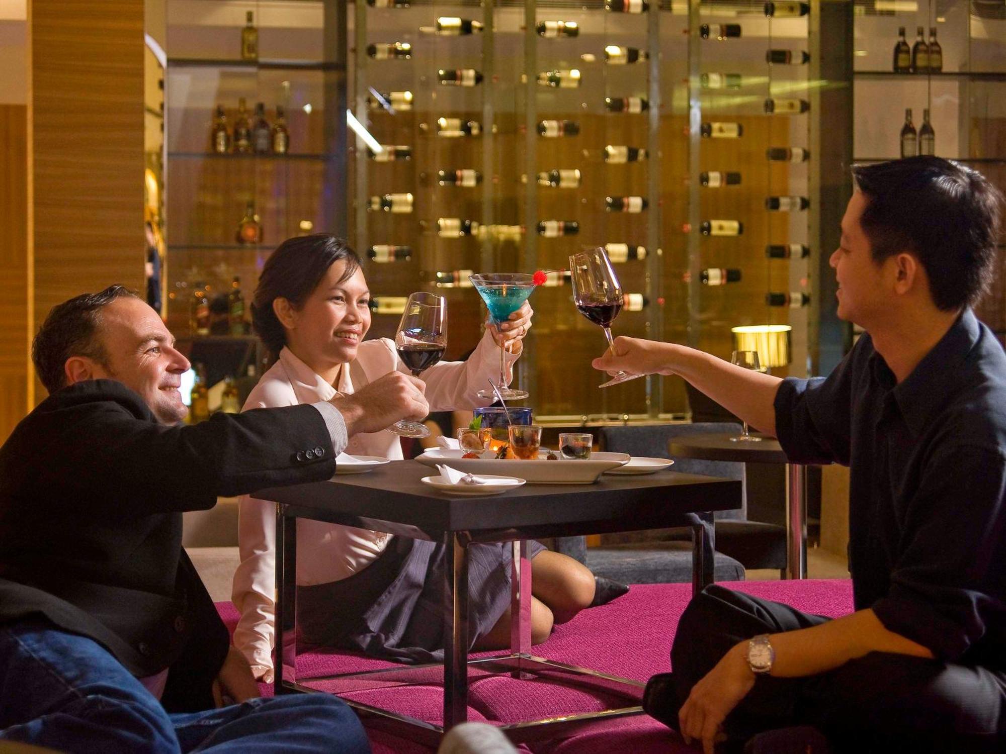 Pullman Kuching Hotel Ngoại thất bức ảnh The Wine Bar
