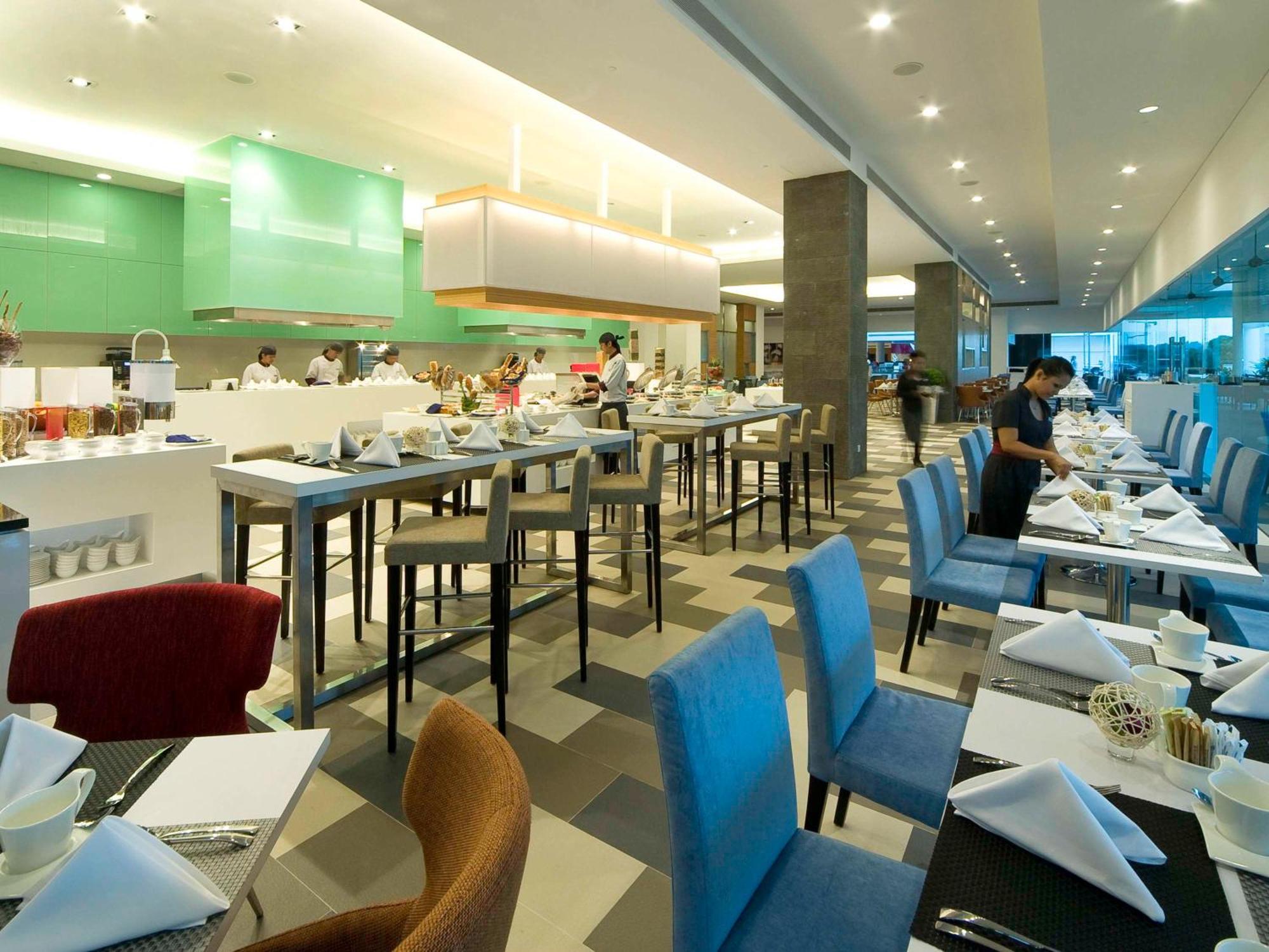 Pullman Kuching Hotel Ngoại thất bức ảnh The buffet at the lobby