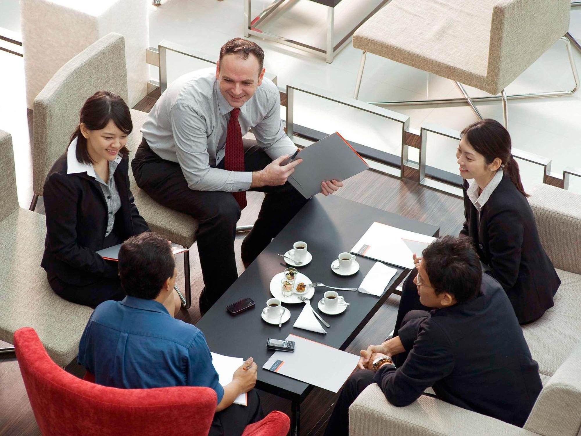 Pullman Kuching Hotel Ngoại thất bức ảnh A team of businesspeople