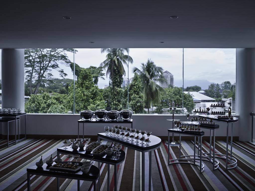 Pullman Kuching Hotel Ngoại thất bức ảnh The interior of the restaurant