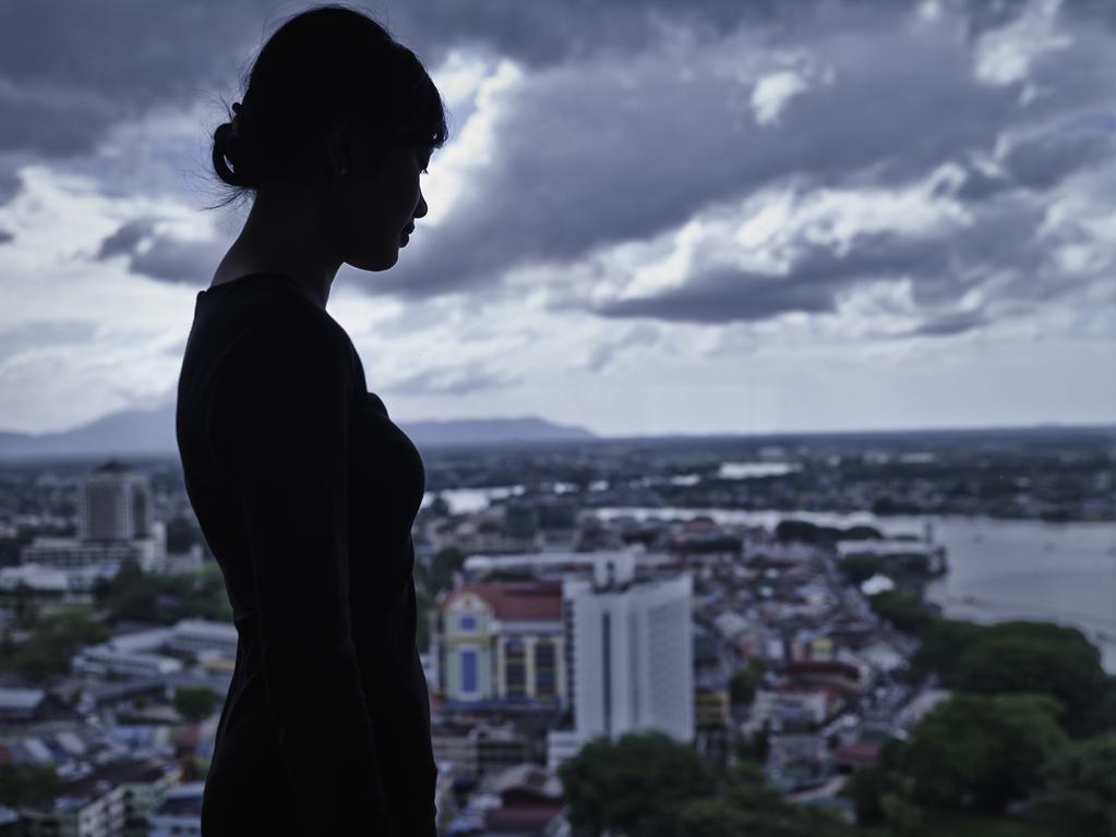 Pullman Kuching Hotel Ngoại thất bức ảnh A woman in silhouette