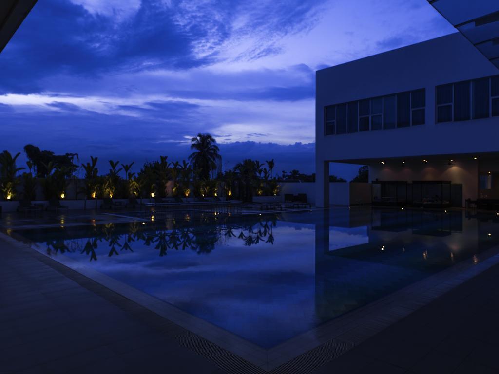 Pullman Kuching Hotel Ngoại thất bức ảnh The pool at the hotel