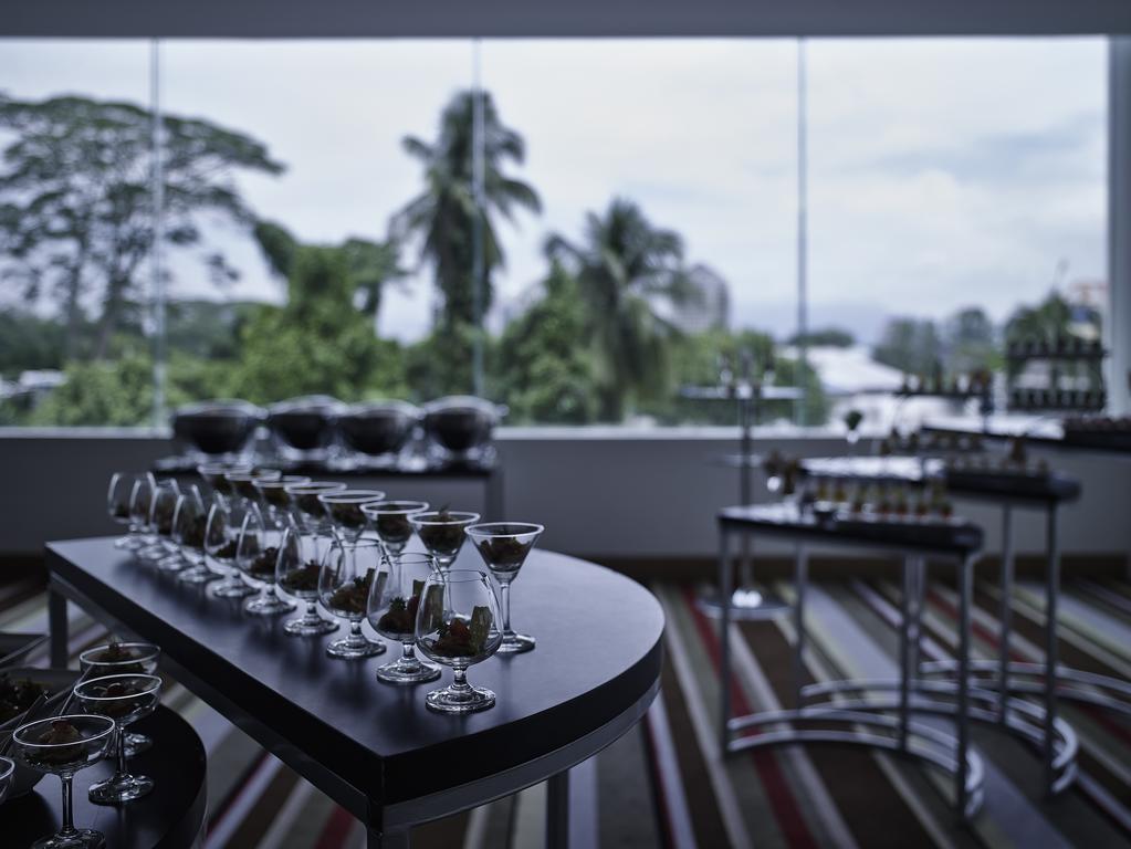 Pullman Kuching Hotel Ngoại thất bức ảnh The bar at the 101 bar