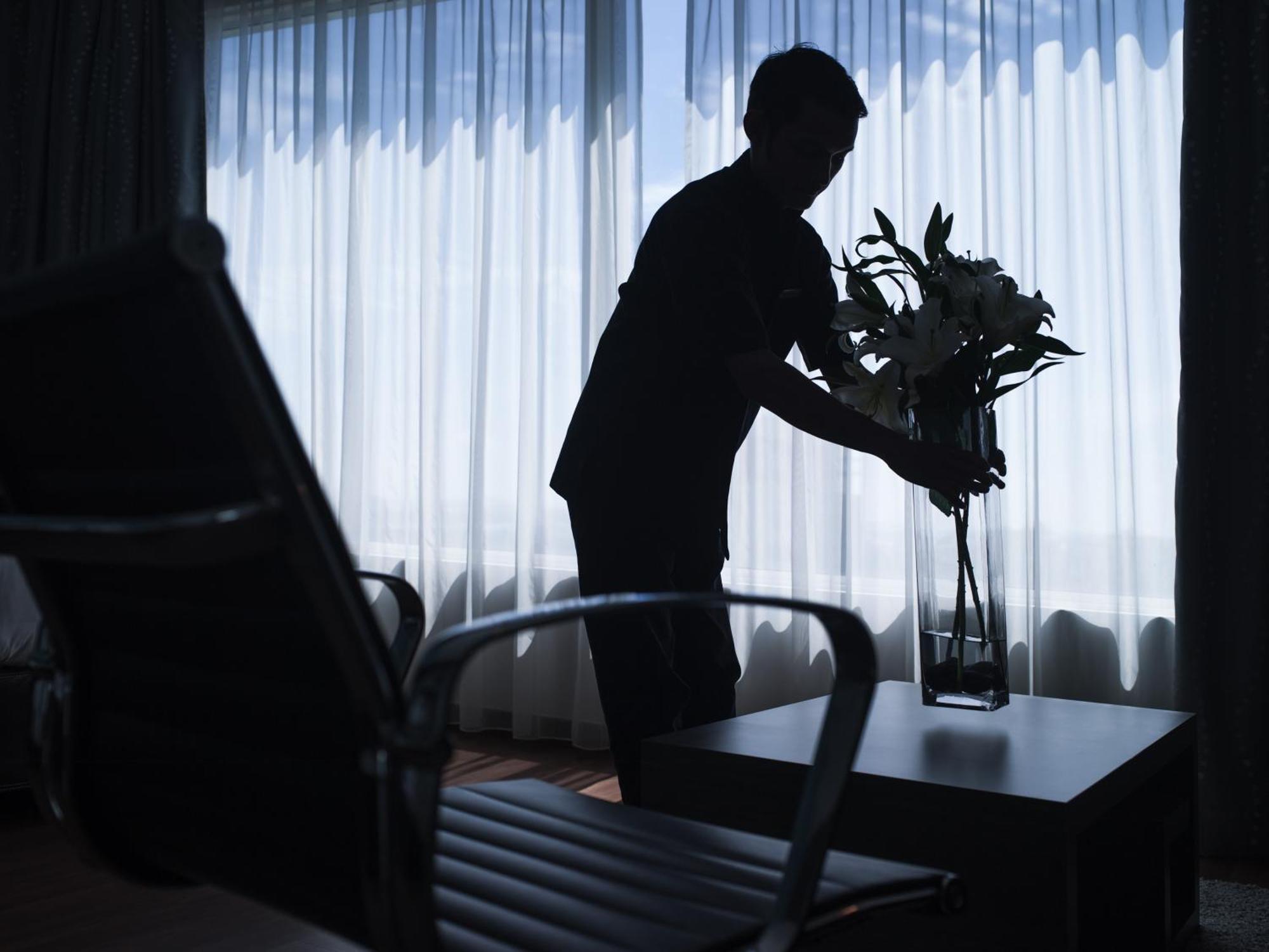 Pullman Kuching Hotel Ngoại thất bức ảnh A chambermaid at work