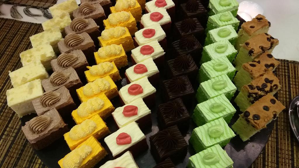 Pullman Kuching Hotel Ngoại thất bức ảnh Petit fours