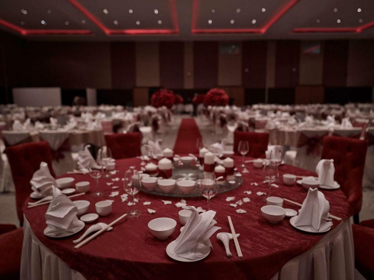Pullman Kuching Hotel Ngoại thất bức ảnh A typical table setting at a Chinese wedding banquet