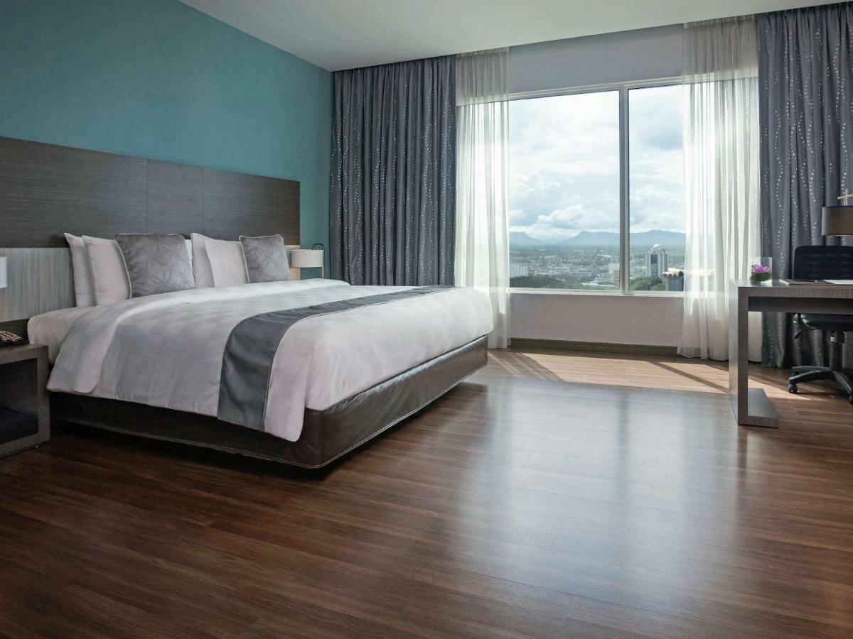 Pullman Kuching Hotel Ngoại thất bức ảnh A typical hotel room